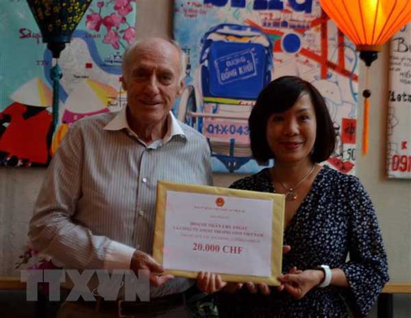 Người Việt và doanh nghiệp tại Thụy Sĩ đóng góp cho Quỹ vaccine