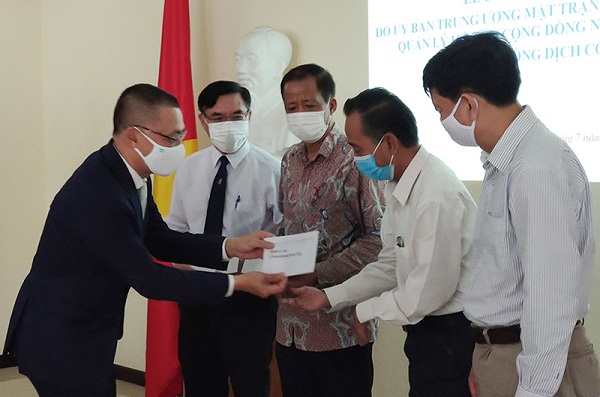 Bàn giao kinh phí hỗ trợ cộng đồng người gốc Việt tại Campuchia phòng, chống dịch COVID-19