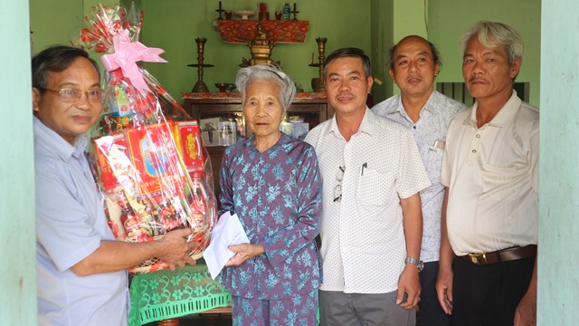 Sở Thông tin & Truyền thông thăm, tặng quà Mẹ VNAH Nguyễn Thị Hữu