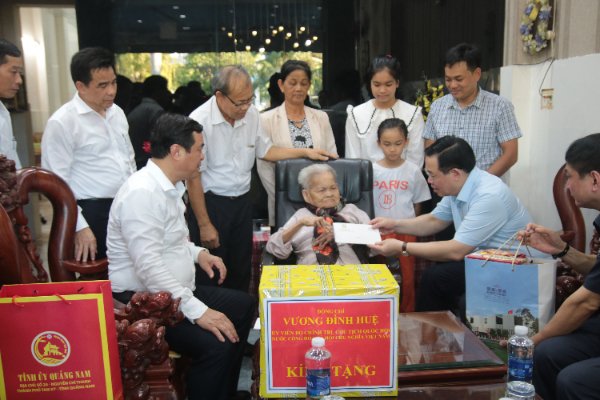 Chủ tịch Quốc hội  Vương Đình Huệ thăm gia đình người có công với cách mạng tại thành phố Tam Kỳ