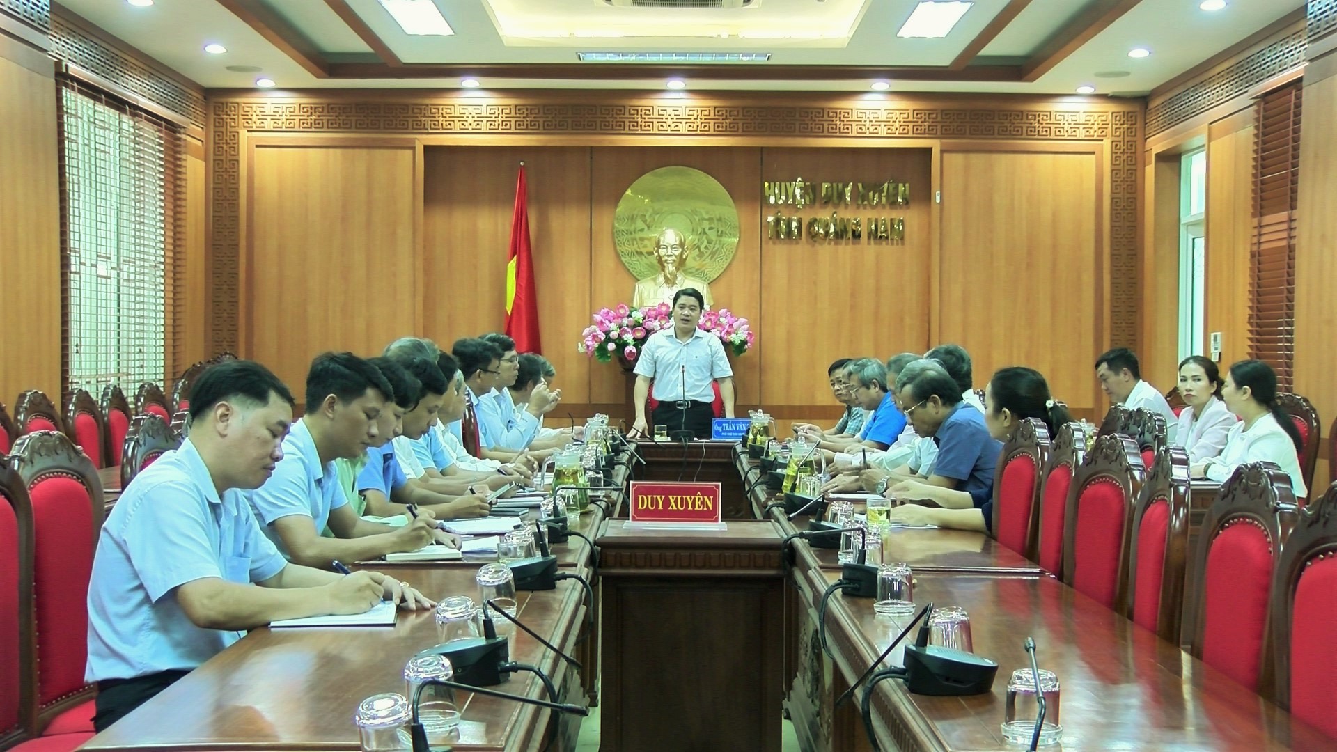 Phó Chủ tịch UBND tỉnh Trần Văn Tân làm việc với huyện Duy Xuyên về tiến độ tiêm vắc xin và cơ sở vật chất Tung tâm Y tế huyện