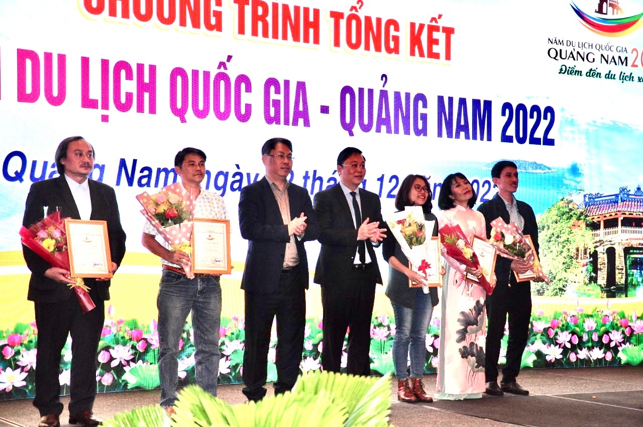 Khen thưởng các tác giả đạt giải Giải Báo chí Năm Du lịch quốc gia 2022 “Quảng Nam- Điểm đến du lịch xanh”