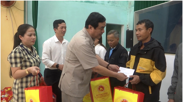 Secretary of the Provincial Party Committee Phan Viet Cuong visits and presents Tet gifts at Nam Tra My