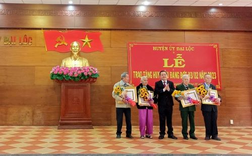 Đại Lộc tổ chức Lễ trao Huy hiệu Đảng đợt 3/2 cho 55 đảng viên