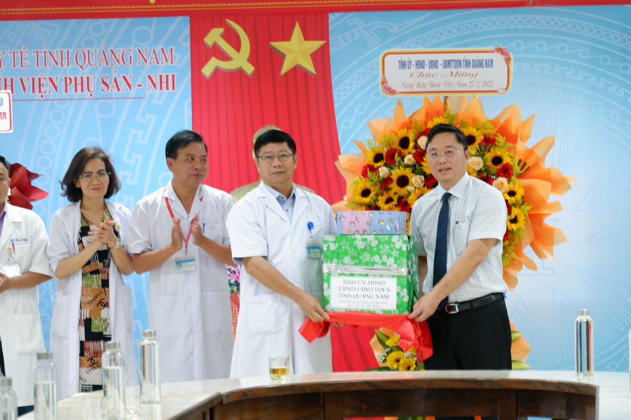 Chủ tịch UBND tỉnh Lê Trí Thanh động viên, tặng quà nhân Ngày Thầy thuốc Việt Nam